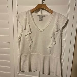 ❤️‍🔥SOLD $5❤️‍🔥Creamy white lace accented feminine top❤️‍🔥❤️‍🔥